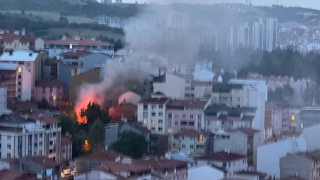 Yangında Dumanlar Gökyüzünü Kapladı