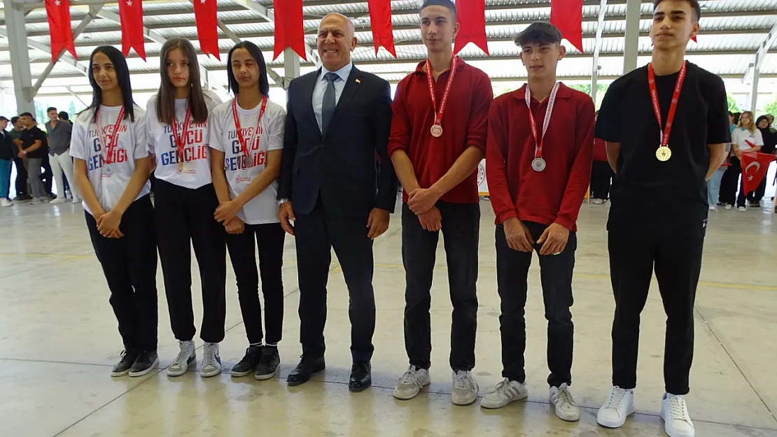 Yarışmalarda Dereceye Giren Öğrenciler Ödüllendirildi