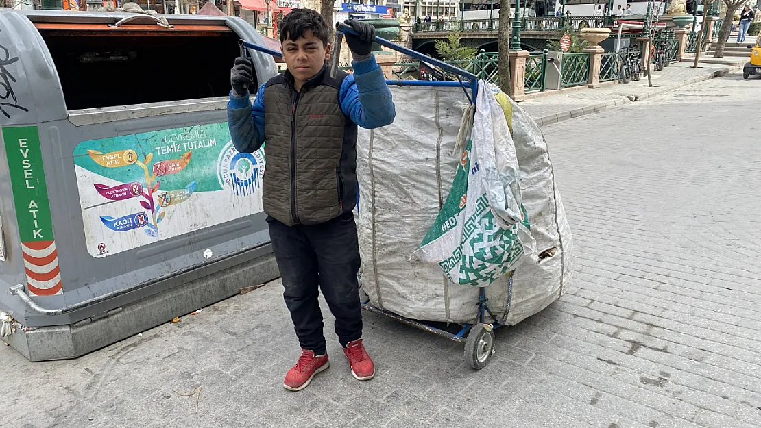 Yaşıtları Okula Giderken O Boyundan Büyük El Arabası İle Atık Topluyor