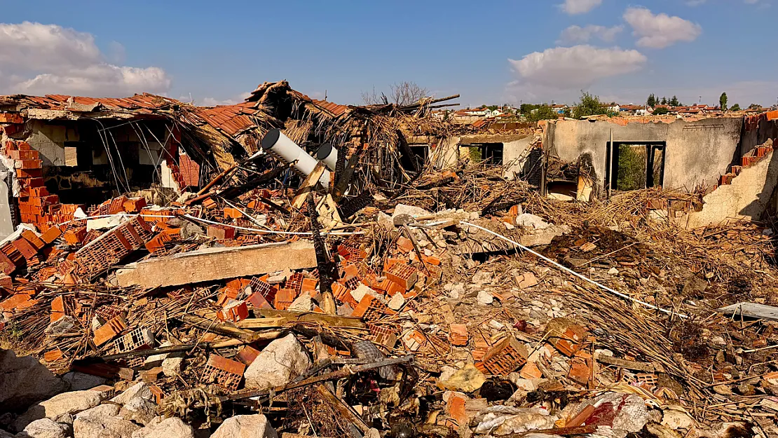 Yaşlı Çiftin Yanan Evinde Torunlarının Hayalleri de Kül Oldu