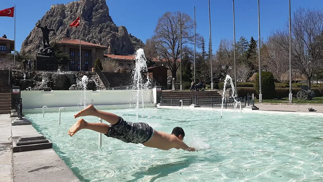 Yaşlılar uykuya, çocuklar havuza daldı