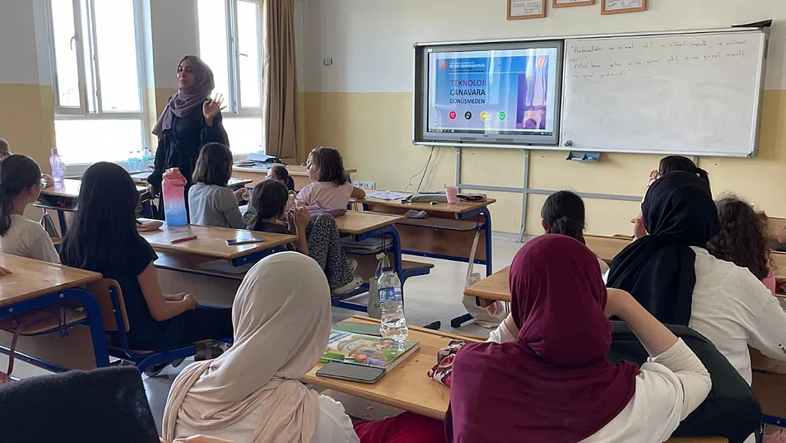 Yaz Kur'an Kurslarında Seminerler Veriliyor