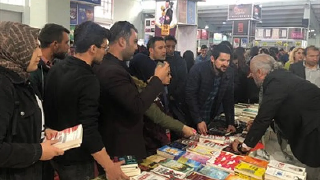 Yazar Mete Yarar, Kitap Fuarı'na katıldı