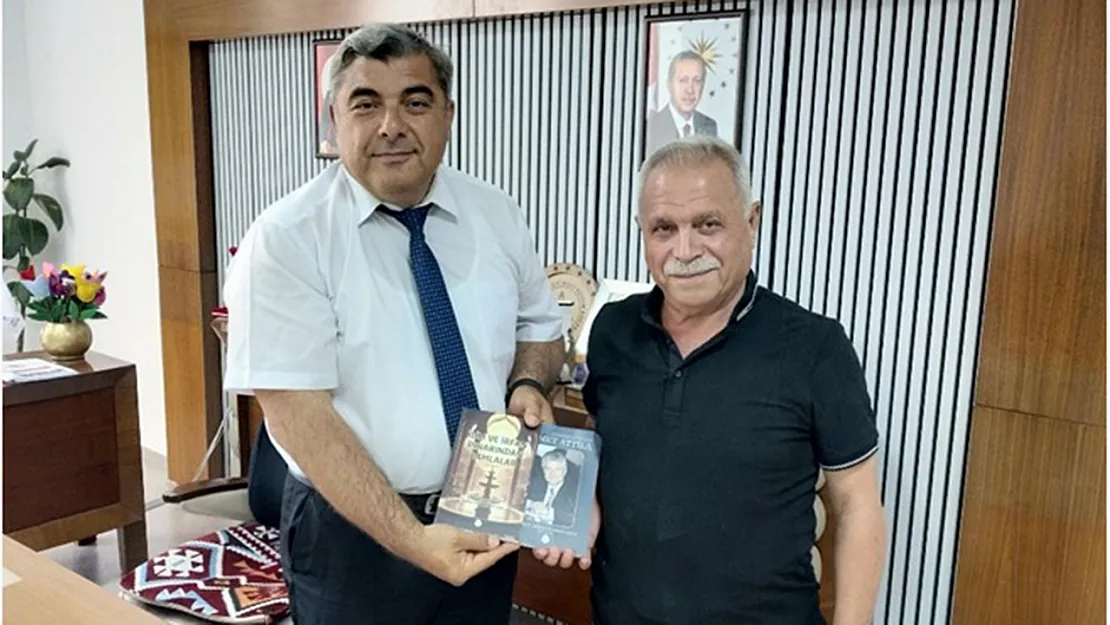 Yazar Şahintepe, Müdür Sünnetci'ye Kitaplarını İmzaladı