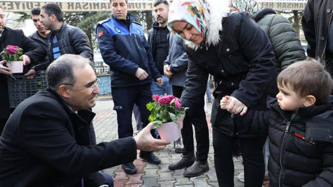 'Yerinde Çözüm Üretiyor, Vatandaşın Görüşünü Alıyoruz'