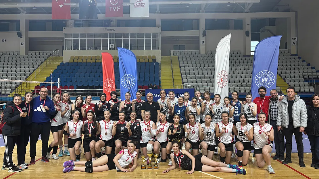 Yıldız Voleybolcular, Birincilik İçin Mücadele Etti