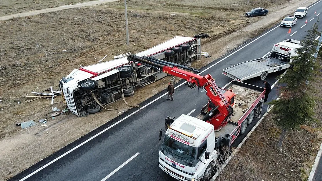 Yol kenarına devrilen tekstil malzemesi yüklü tır yoğun uğraşlar sonucu kaldırıldı