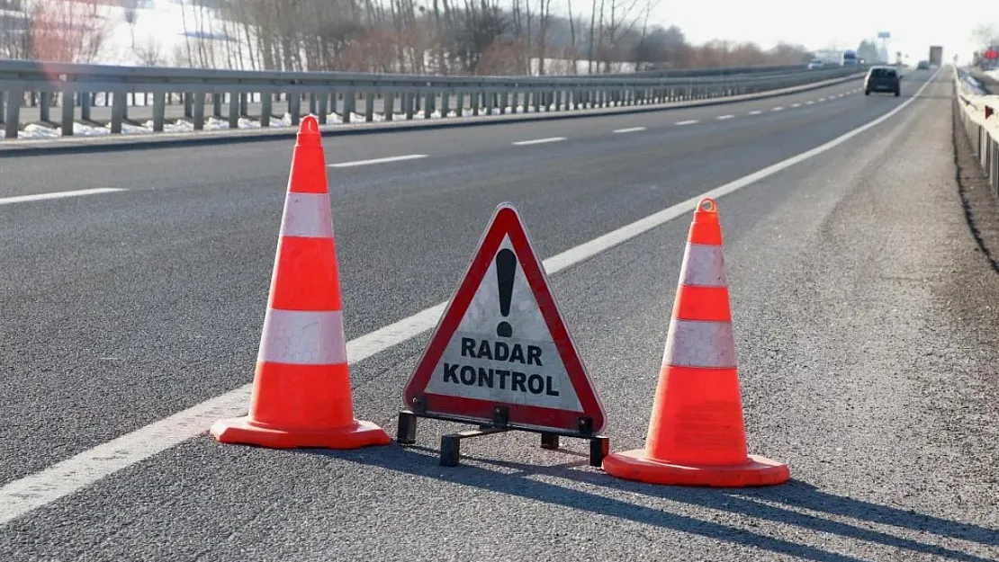 Yol Kenarlarında Radar İşareti Neden Var?