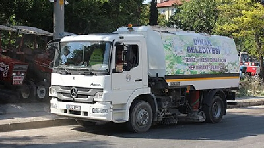 Yol süpürme aracı, caddeleri temizliyor