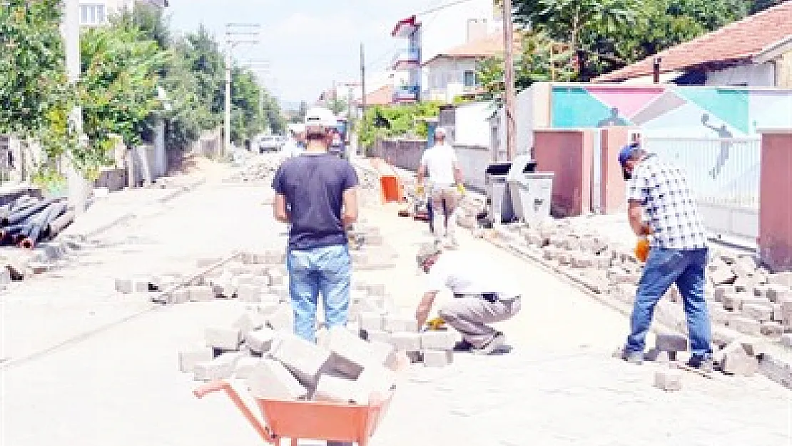 Yol yenileme çalışmaları devam ediyor