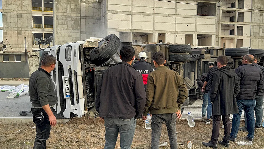 Yola Devrilen Tırda Çıkan Yangına İlk Müdahaleyi Jandarma Yaptı