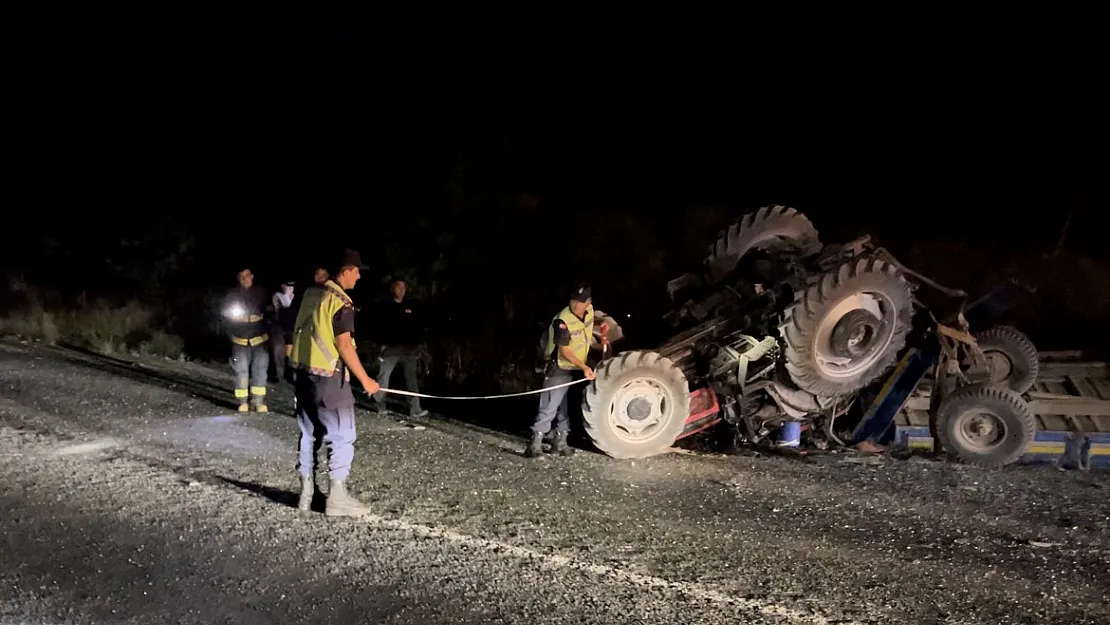 Yolcu otobüsü traktöre çarptı: 3'ü ağır 6 yaralı