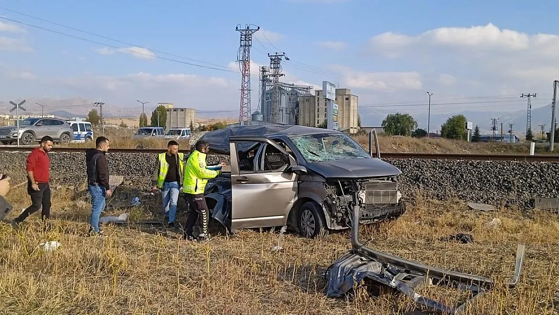 Yolcu treni minibüse çarptı: 2 yaralı