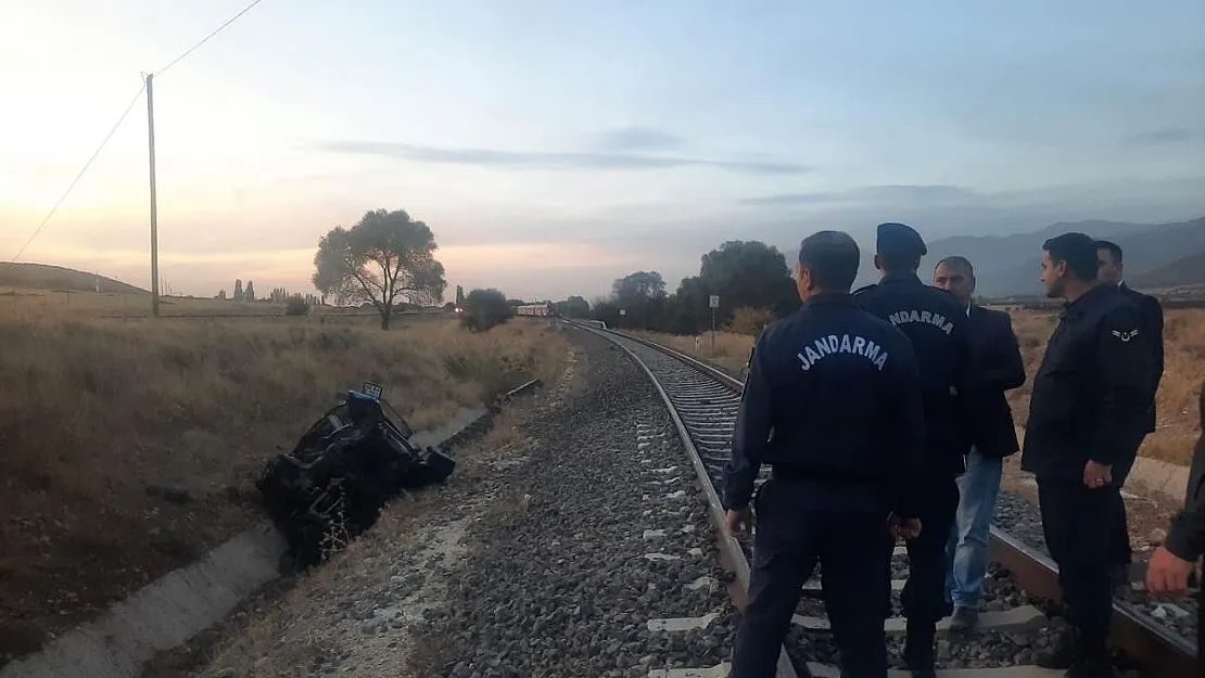 Yolcu treni traktöre çarptı: 1 kişi hayatını kaybetti