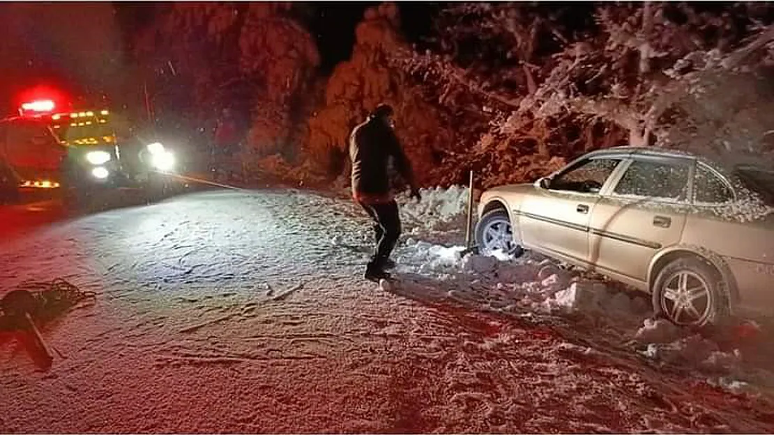 Yolda kalan iki araç ekipler tarafından kurtarıldı