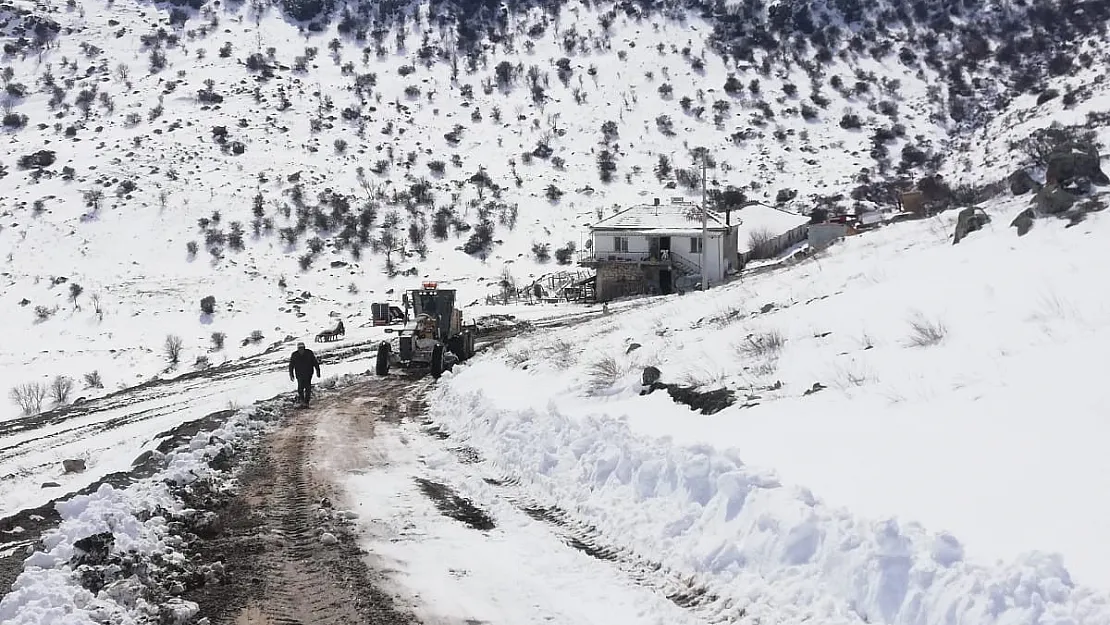 Yolda kalan kamyon şoförünü İl Özel İdaresi ekipleri kurtardı