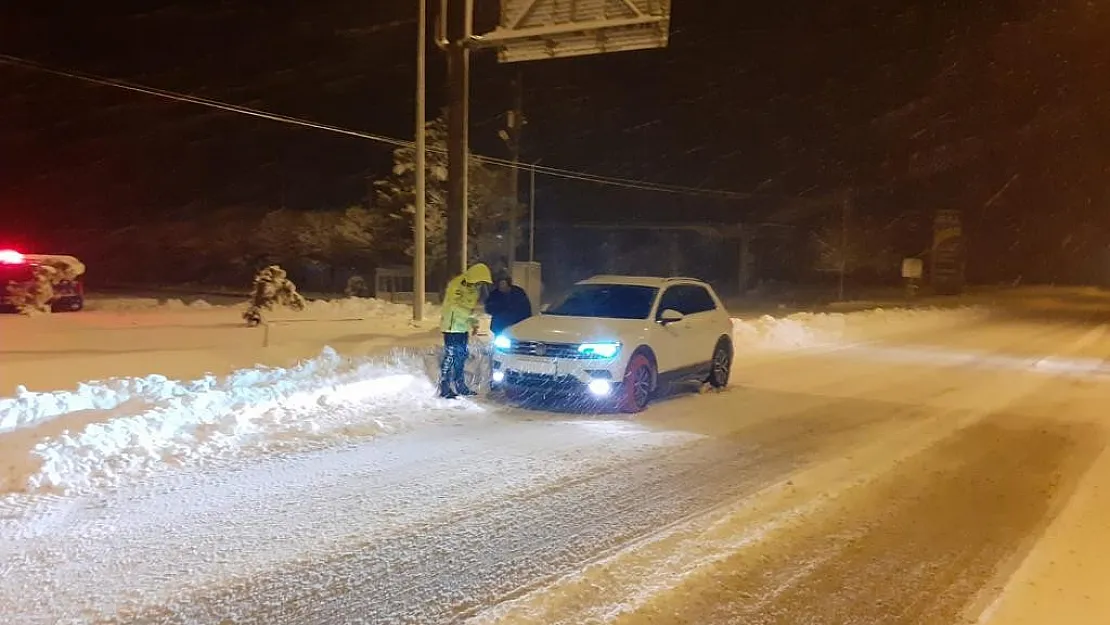 Yolda kalan sürücülerin yardımına polis koştu