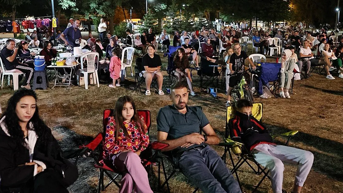 Yoncalı'da Vatandaşlar Açık Hava Sinemasının Keyfini Çıkardı