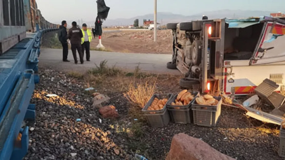 Yük treni  kamyonetle çarpıştı