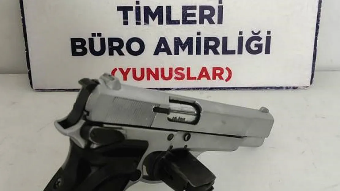 Yunus Timleri Bir Kişinin Aracında Kurusıkı Tabanca Ele Geçirdi