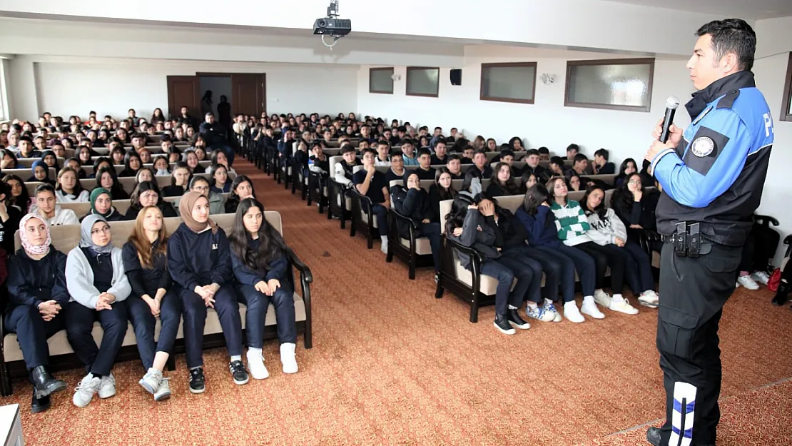 Yüzlerce Öğrenciye Polislik Semineri