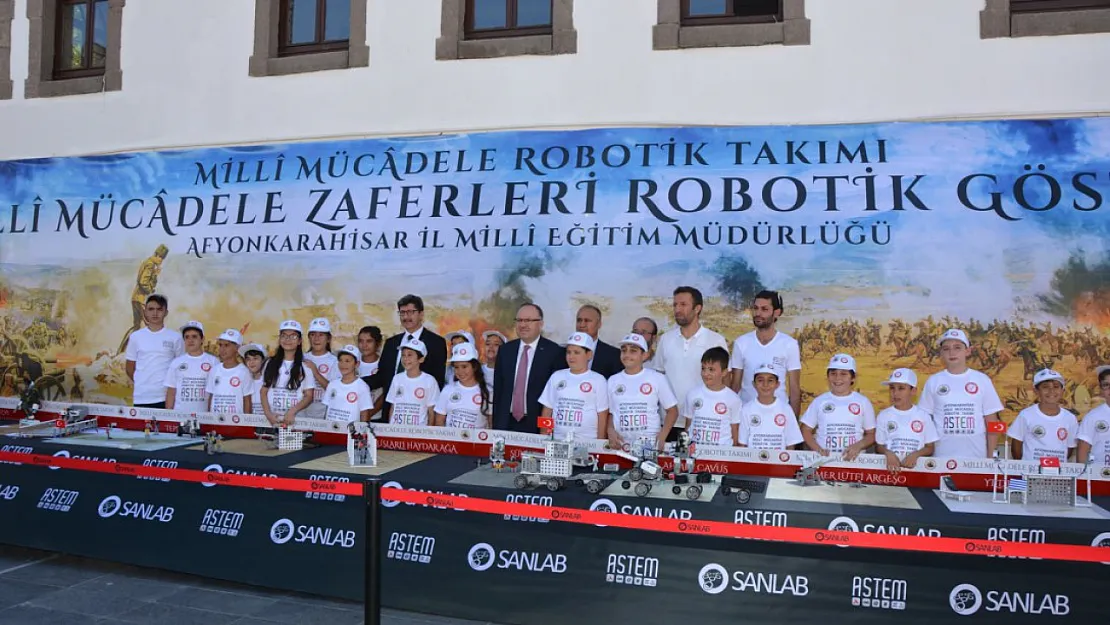 Zafer Bayramı'nı robotlarla anlattılar