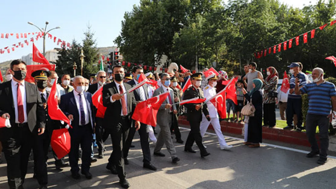 Zafer Halk Yürüyüşü renkli görüntülere sahne oldu