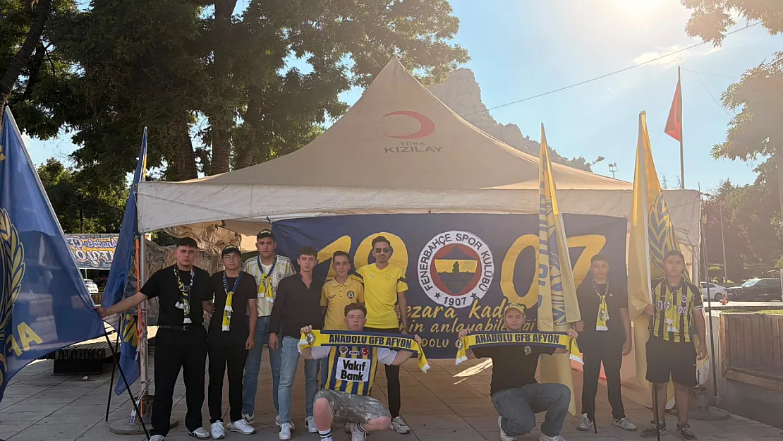 Zafer Meydanı'nda Fenerbahçeliler Günü'nü Kutladılar