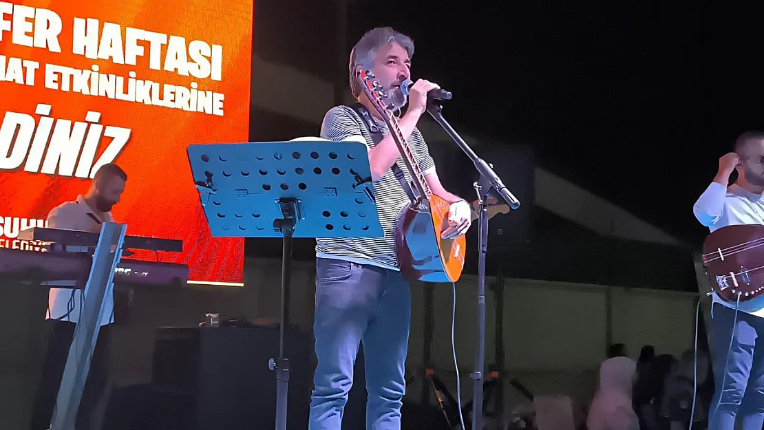 Zafer Şenlikleri'nde Ali Kınık Konseri Beğeni Topladı