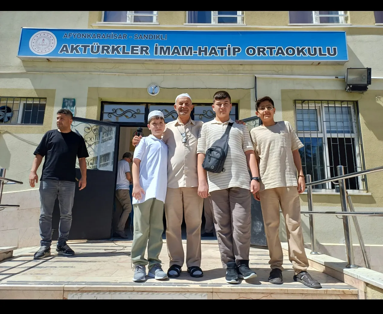 Sanimder, Söz Verdiği Öğrencileri Umre'ye Gönderdi