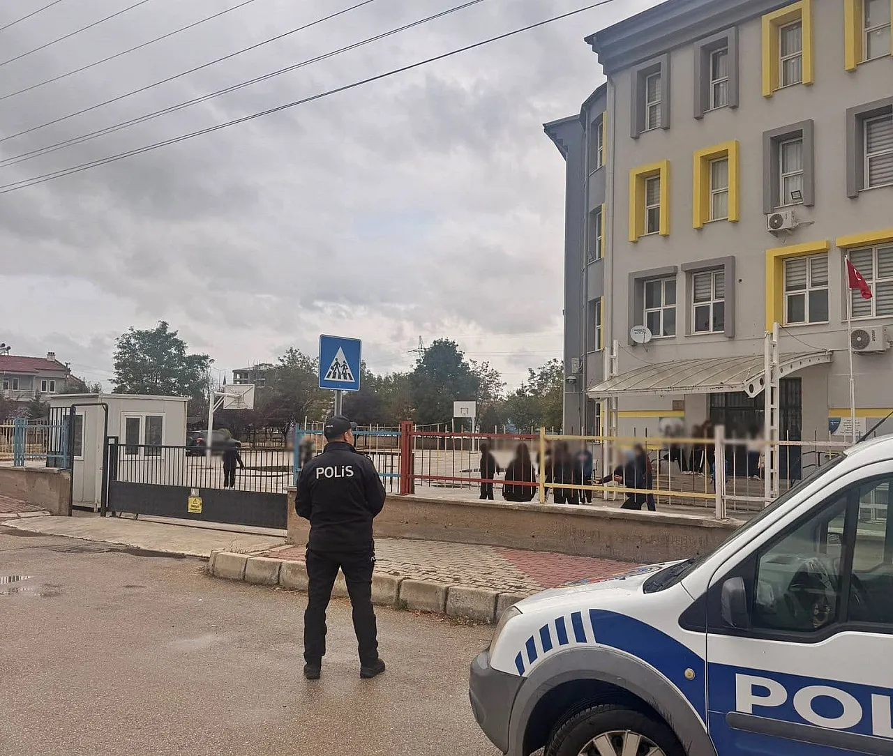 Polis Afyon'da Okul Çevrelerini Mercek Altına Aldı