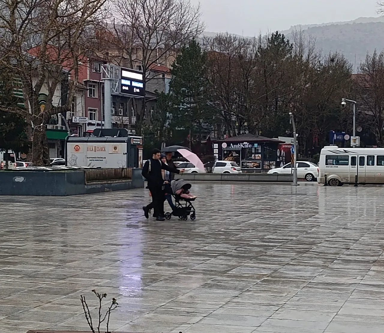 Afyonkarahisar Yeni Güne Yağışlı Hava İle Başladı