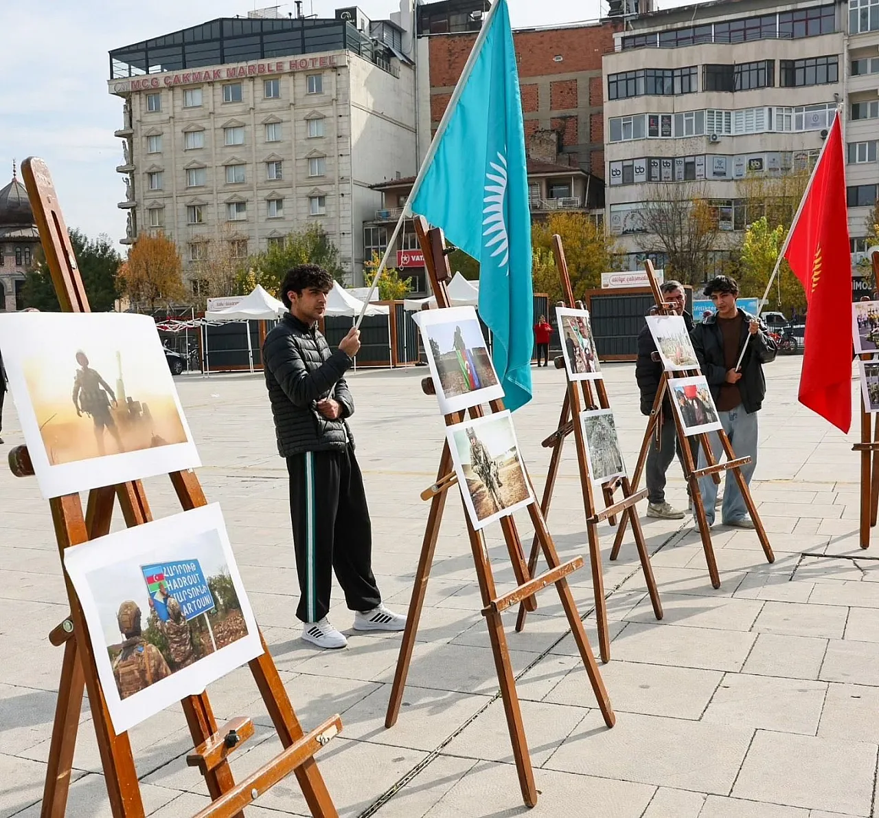 Rektör Yardımcısı Tuncer, Anlamlı Sergiyi Gezdi