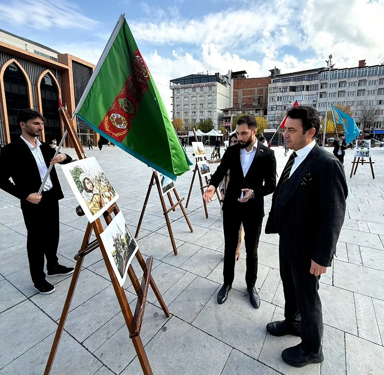 Rektör Yardımcısı Tuncer, Anlamlı Sergiyi Gezdi