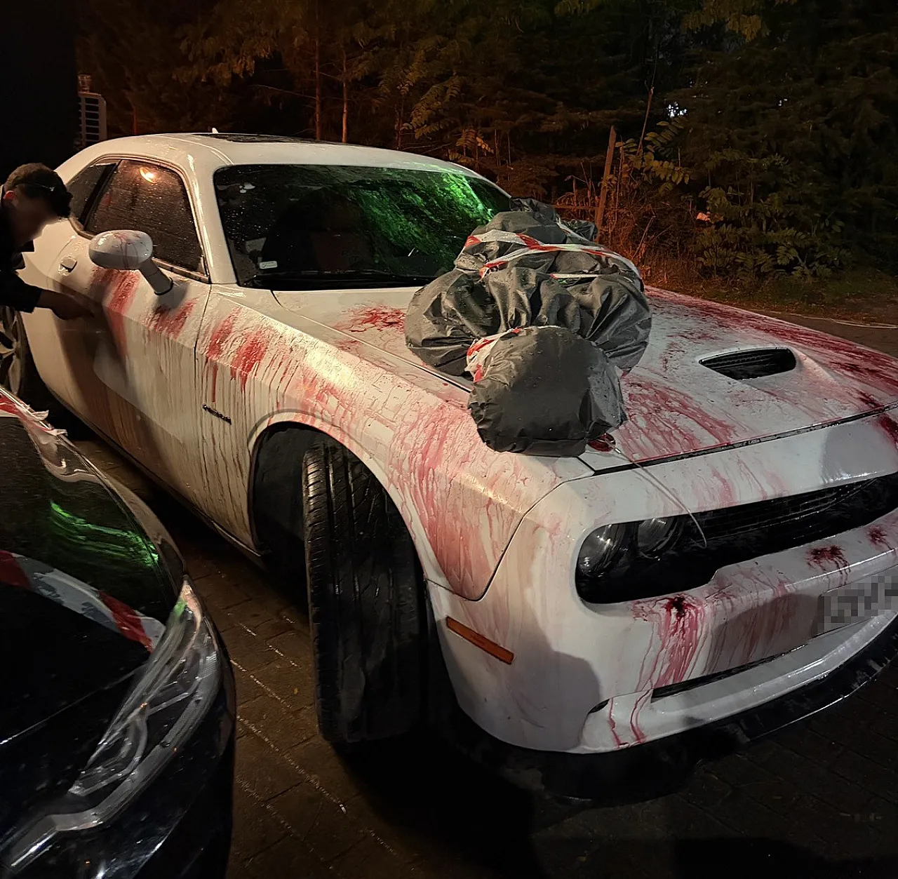 Eskişehir'de Kaputunda Ceset Figürü ve Kan Lekesi Olan Otomobil Polisi Harekete Geçirdi!