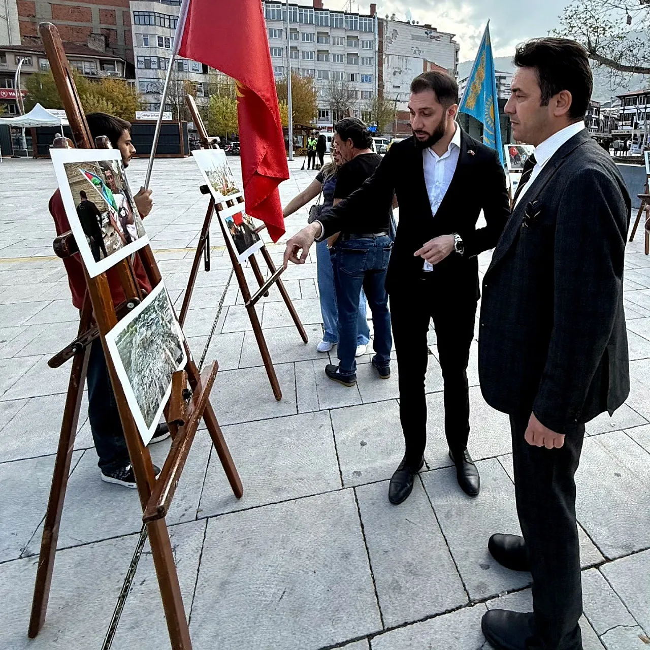 Rektör Yardımcısı Tuncer, Anlamlı Sergiyi Gezdi