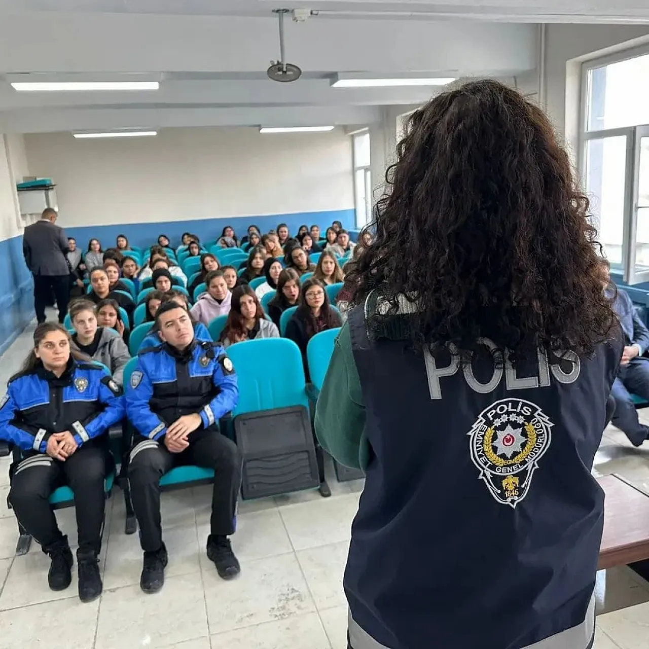 Polisten Lise Öğrencilerine Yönelik Eğitim