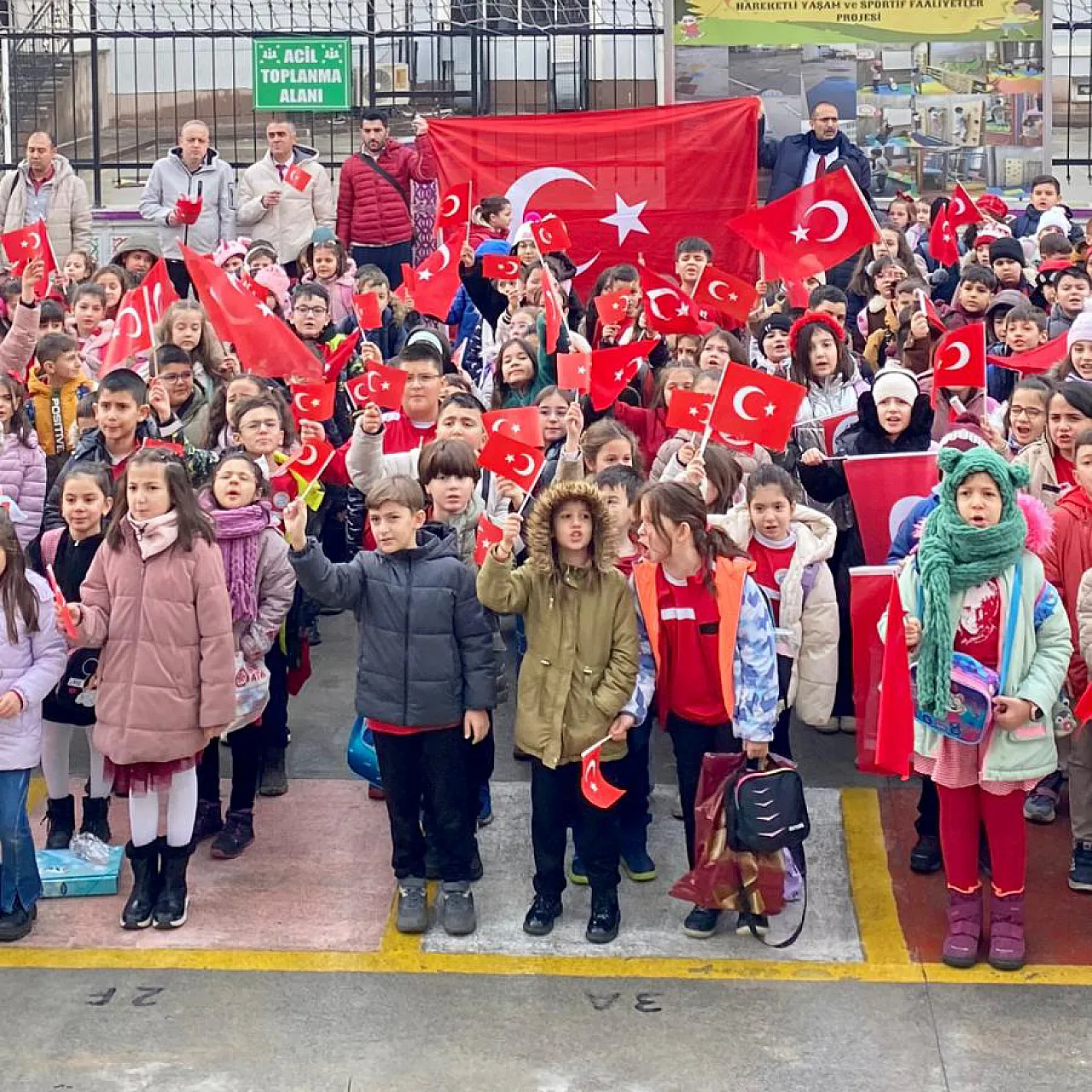 Hoca Ahmet Yesevi İlkokulu'nun Her Öğrencisi Bir Bayrak