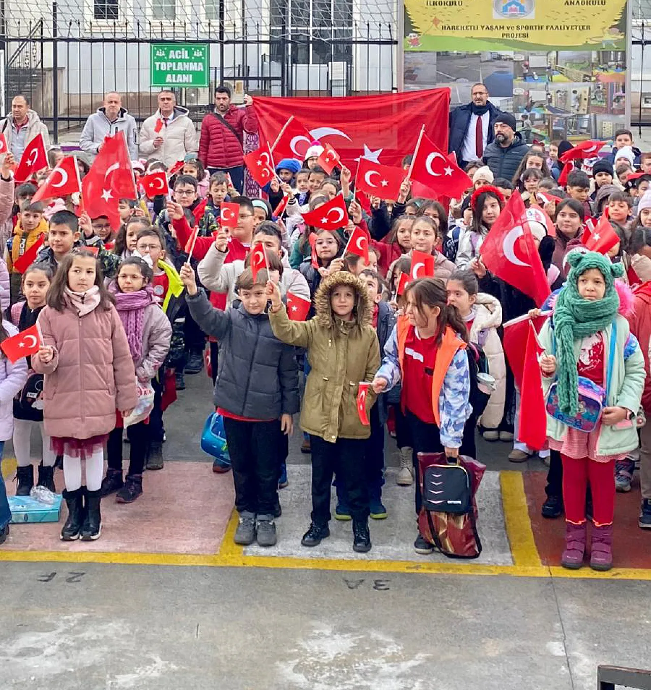 Hoca Ahmet Yesevi İlkokulu'nun Her Öğrencisi Bir Bayrak