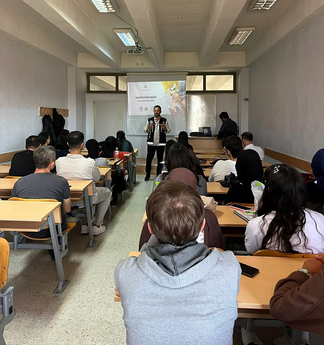 Afyon'da Polisten Üniversite Ve Kışlaya Özel Eğitim