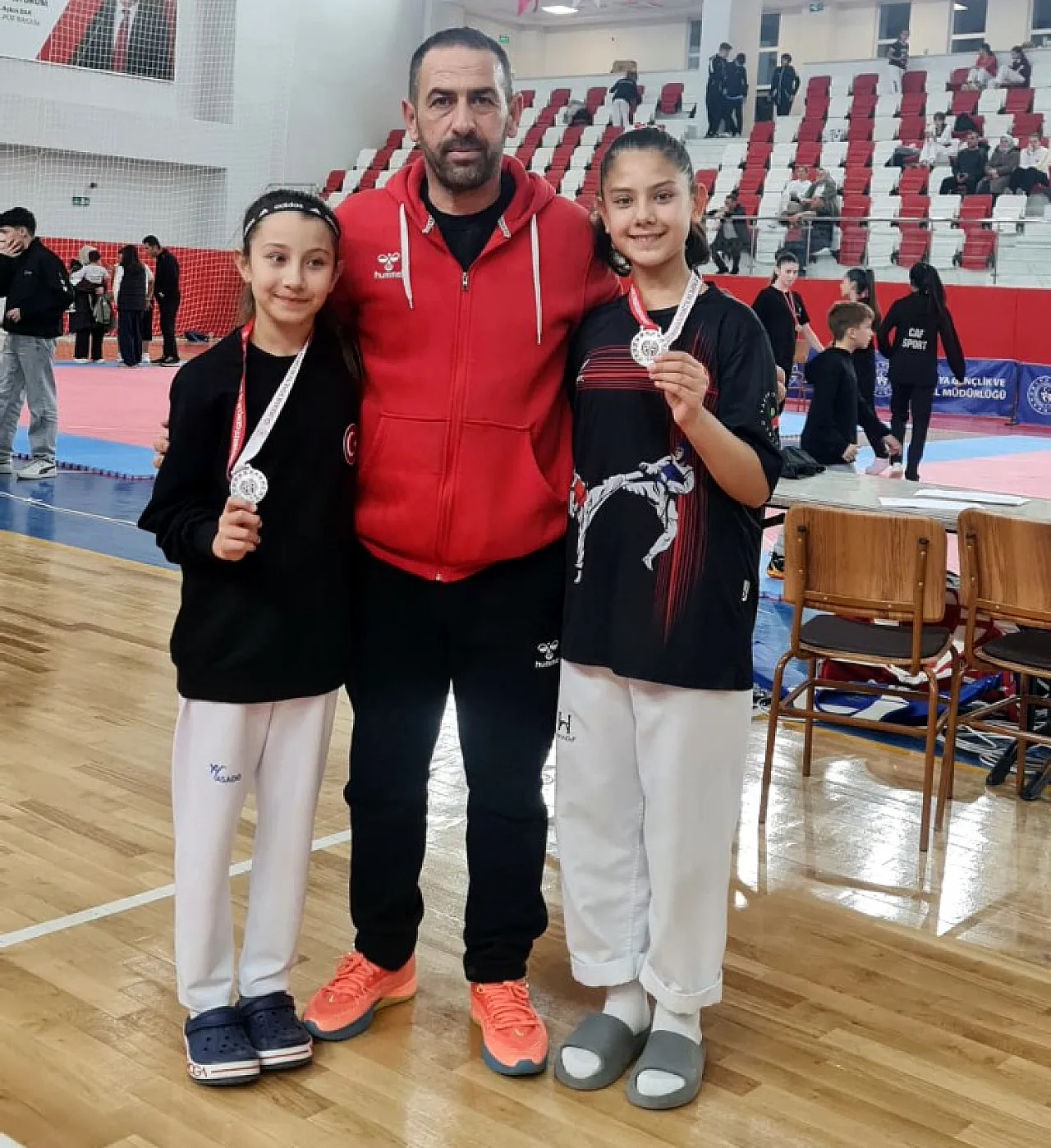 Afyonkarahisar'ın Genç Taekwondo Sporcuları Nuray Can ve Havva Nisa Sarı'dan Gümüş Madalya