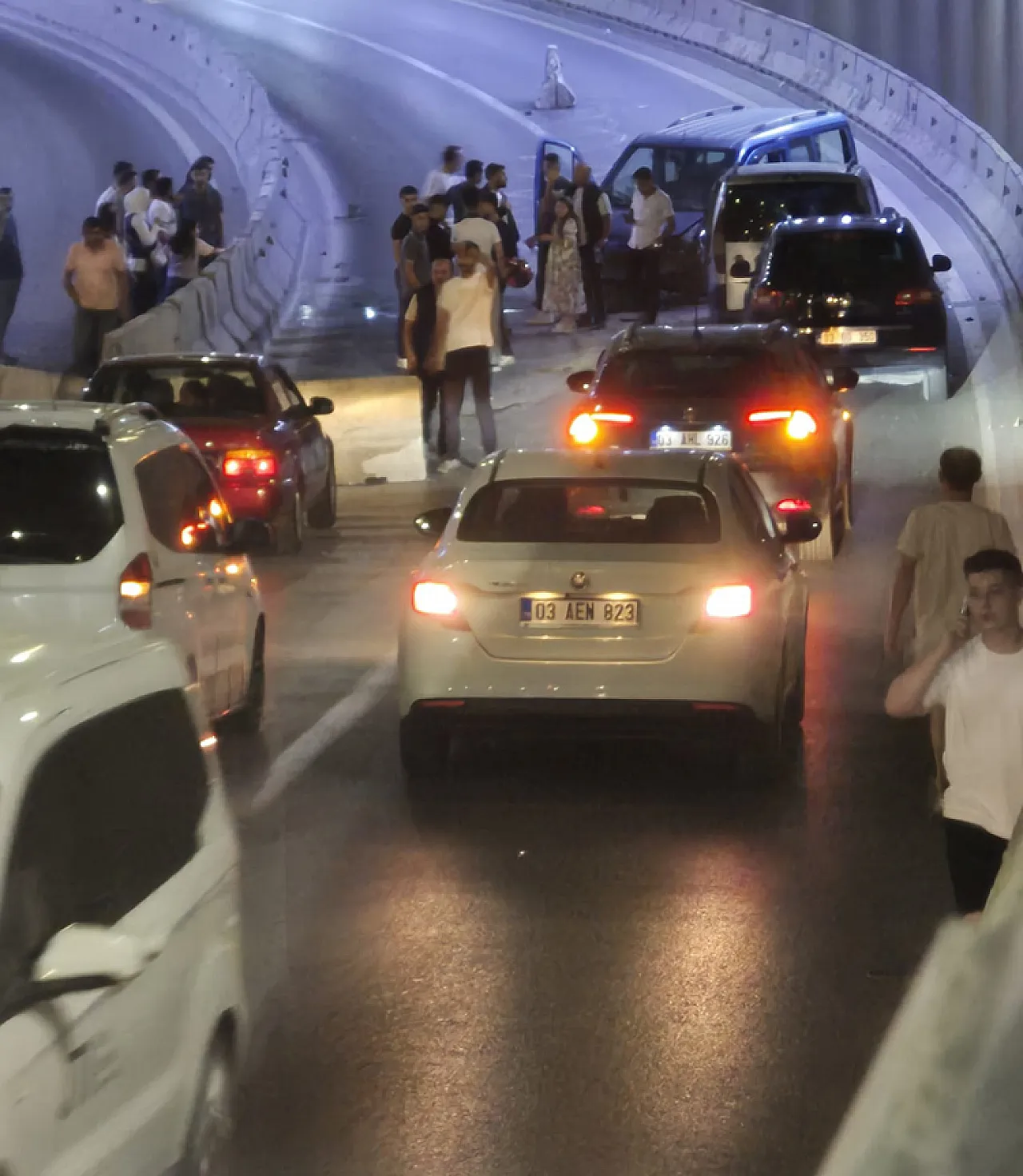 Alt Geçitte Zincirleme Kaza: 2 Kişi Yaralandı, Yol Kapandı