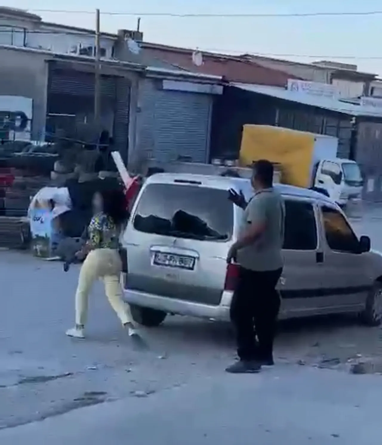 Afyon'da Sevgilisine Öfkelenen Genç Kadın Çekici Eline Aldı!