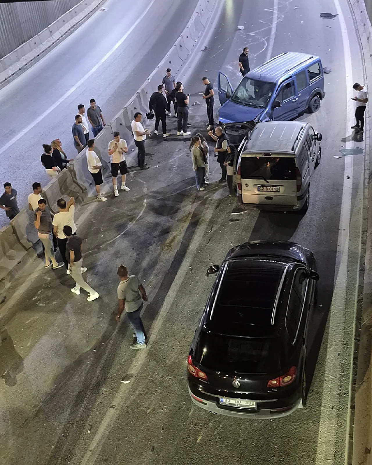 Alt Geçitte Zincirleme Kaza: 2 Kişi Yaralandı, Yol Kapandı
