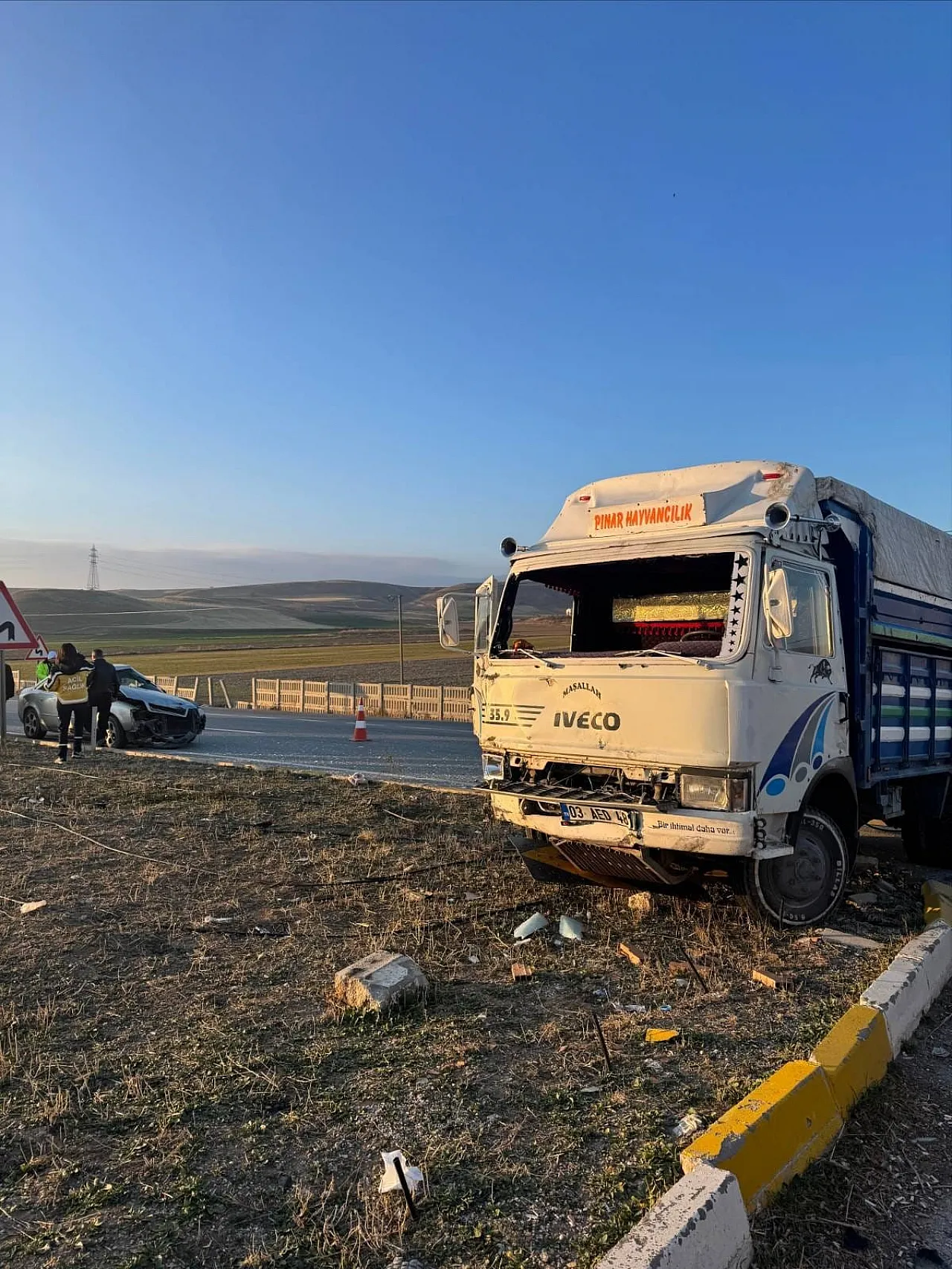 Kamyonet İle Otomobil Çarpıştı 6 Kisi Yaralandı