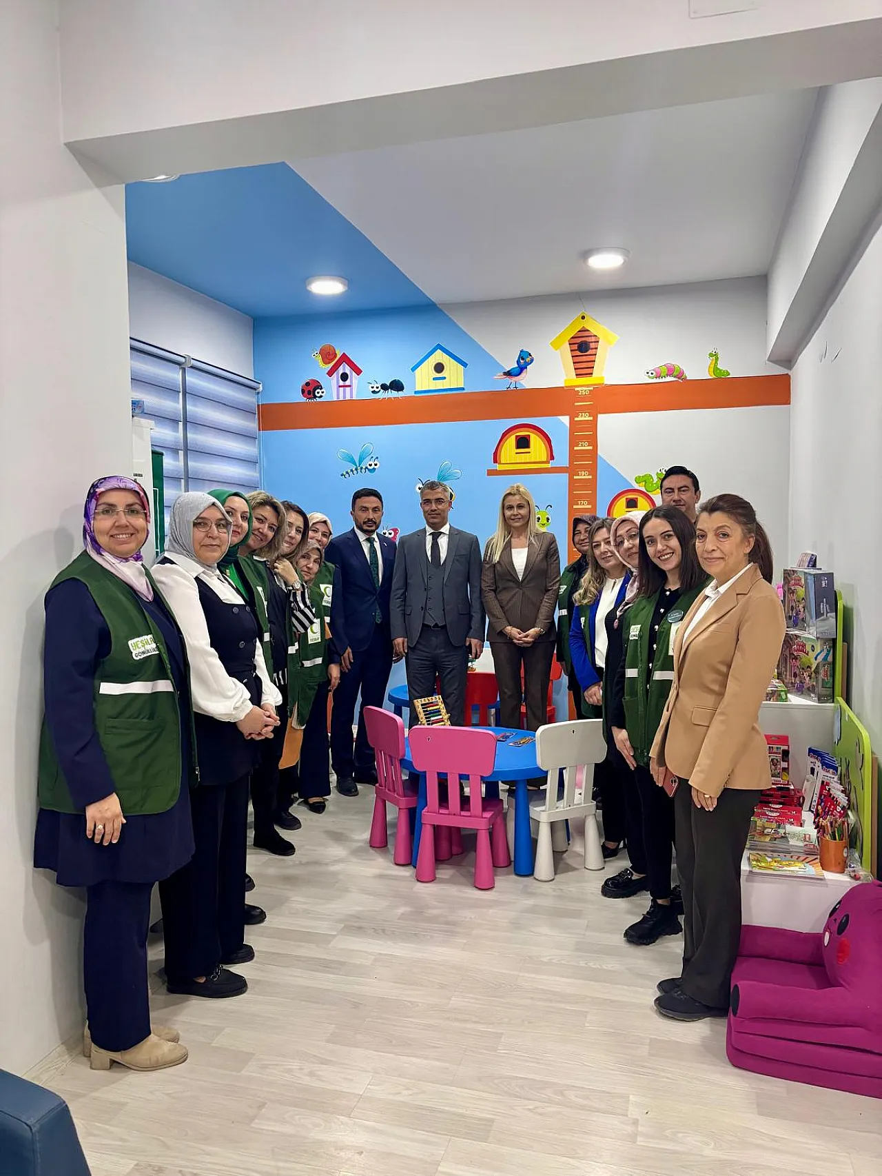 Yeşilay Afyon Şubesi Adliye'de Çocukları Unutmadı