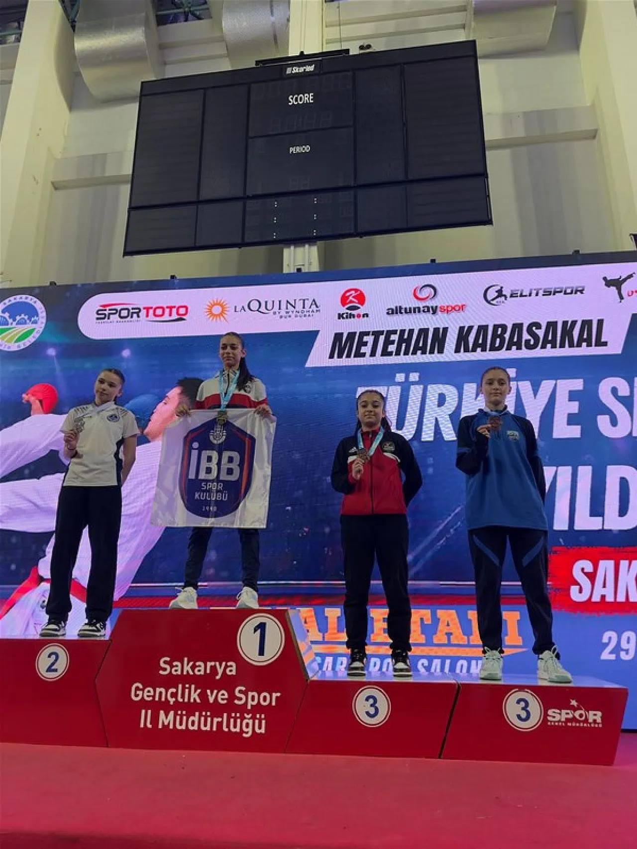 Afyon'un Karatecileri 12 Madalya İle Döndü