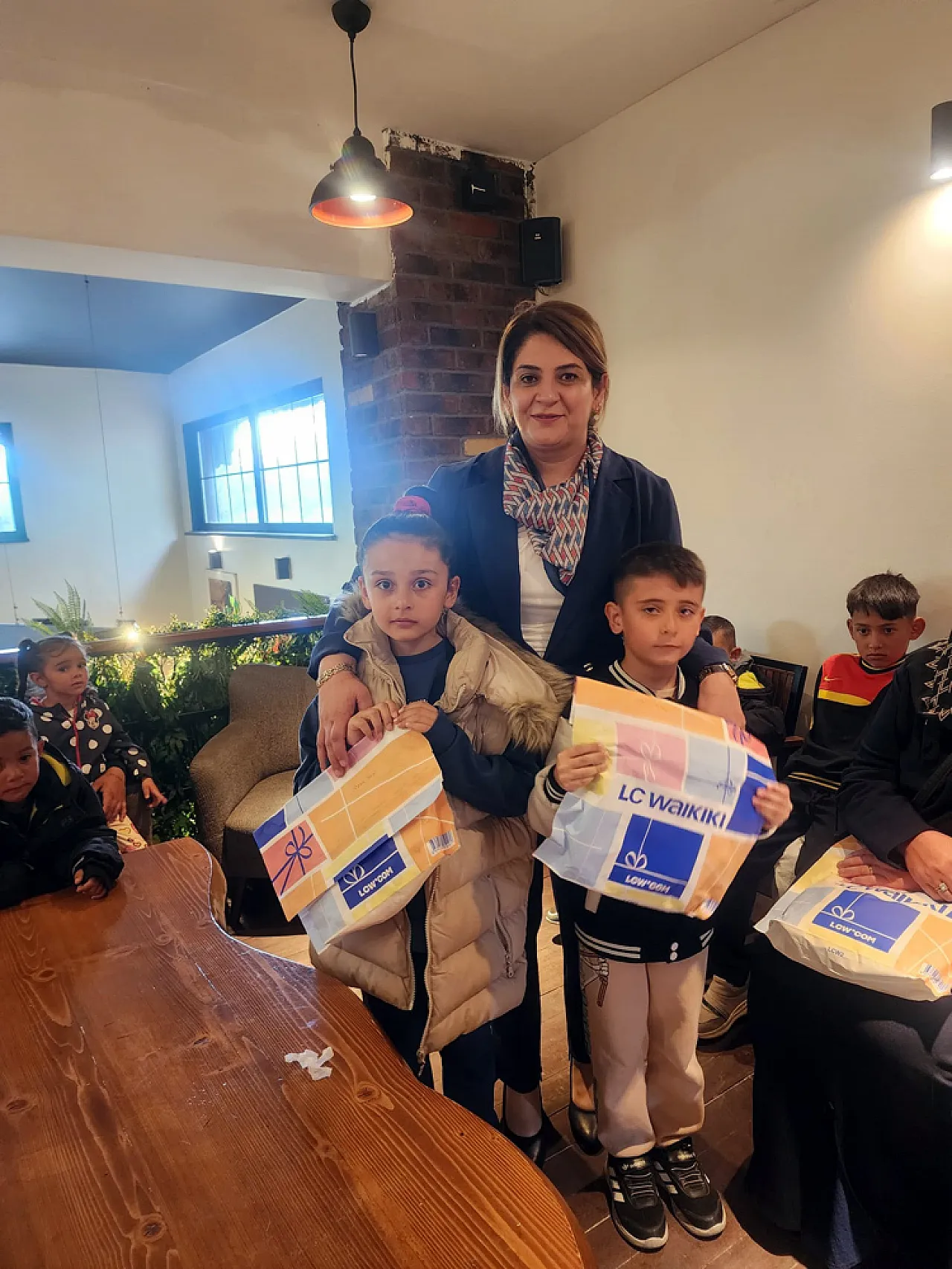 AK Kadınlar Çocuklara Bayram Hediyesi Verdi