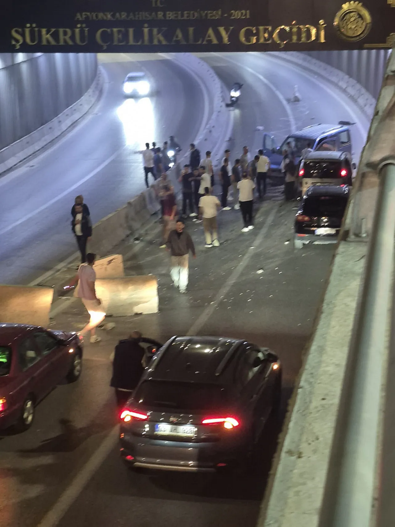 Alt Geçitte Zincirleme Kaza: 2 Kişi Yaralandı, Yol Kapandı