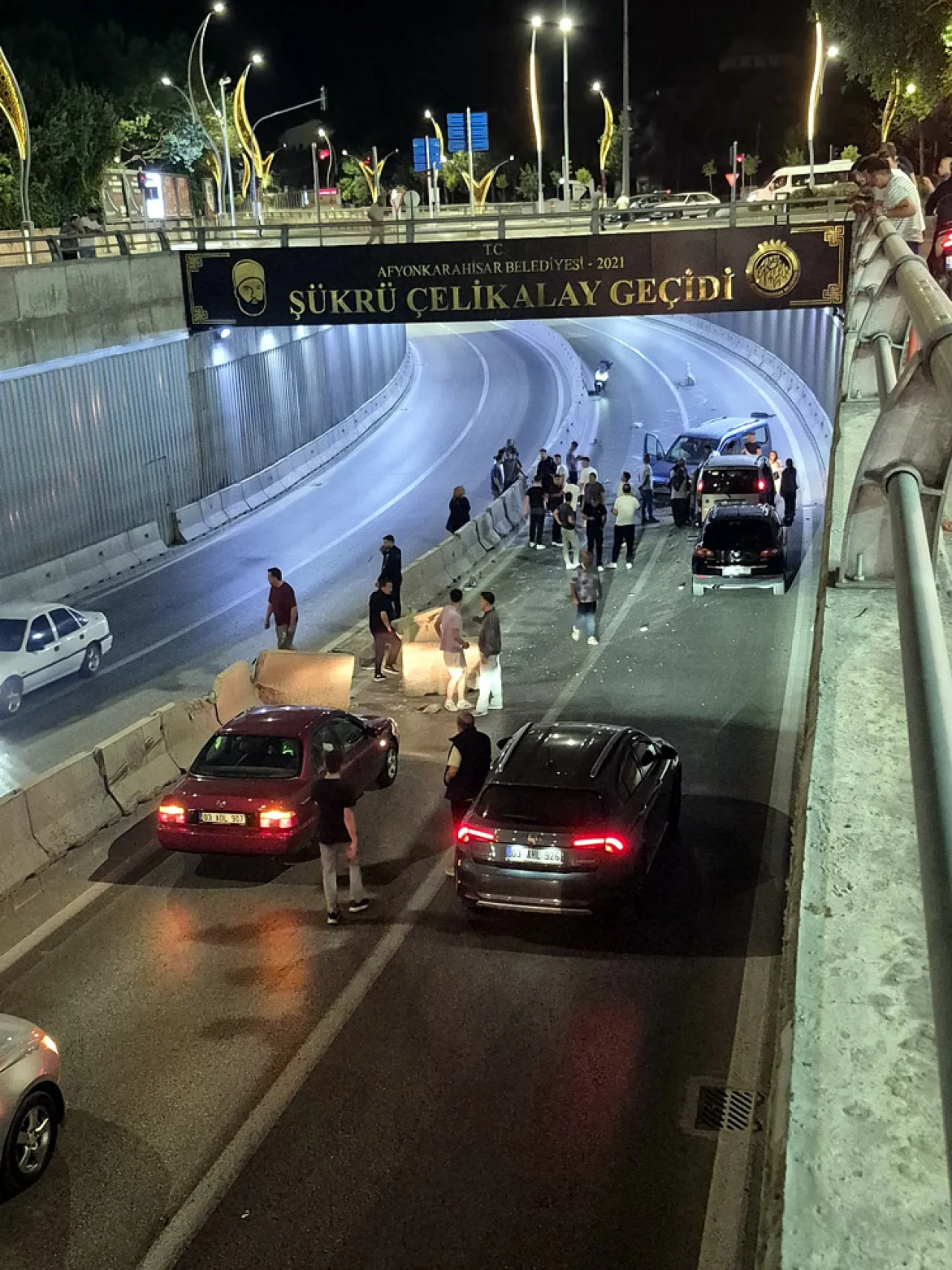 Alt Geçitte Zincirleme Kaza: 2 Kişi Yaralandı, Yol Kapandı